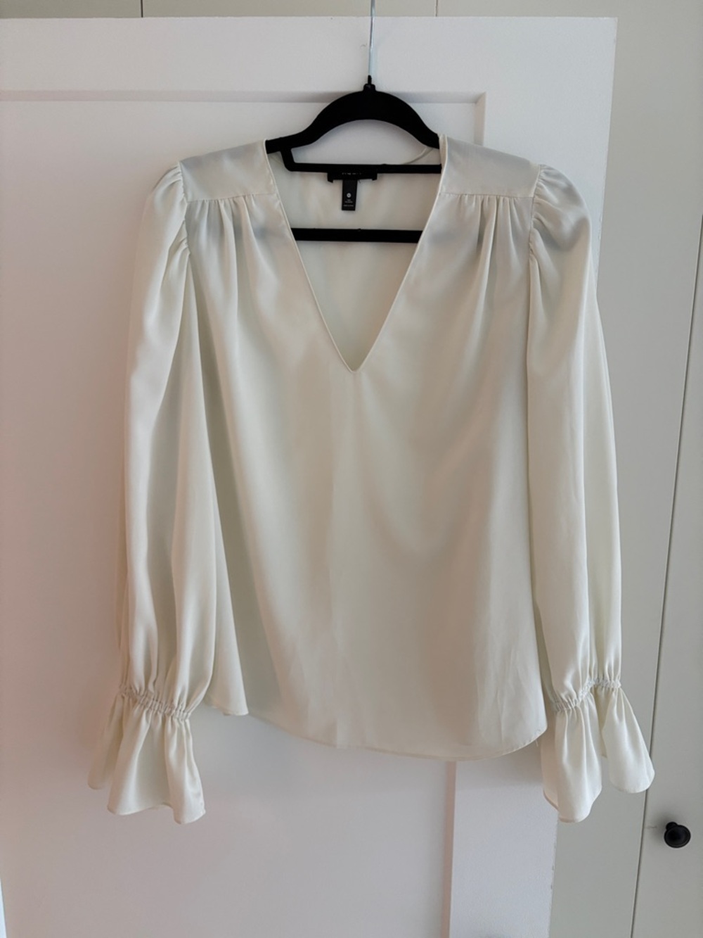 AQUA ivory long sleeve flutter sleeve blouse MED